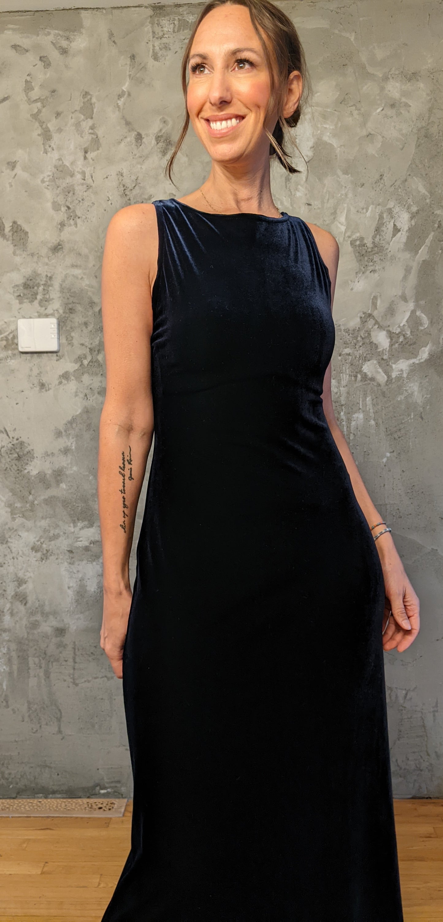 Bellissima Navy Velvet Gown sz 8 lots of Stretch