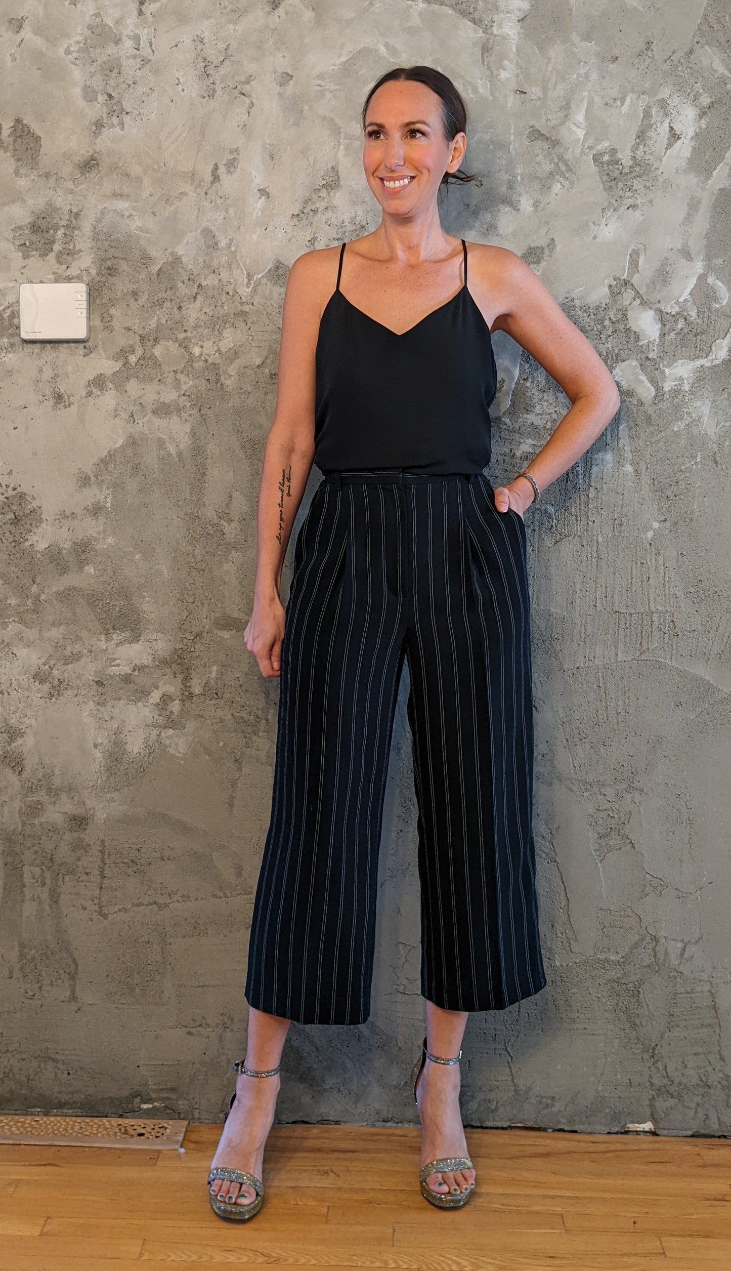 Banana Republic black cami sz S (fits big)