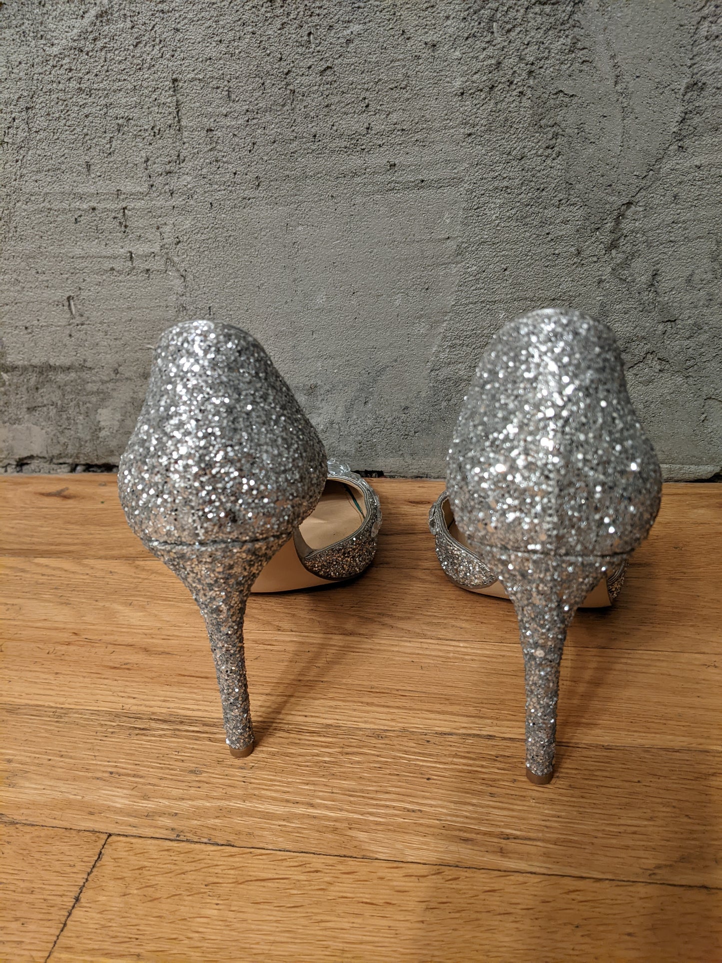 Badgley Mischka Jewel encrusted glitter "Upton Pumps" sz 9 (fit a little big)