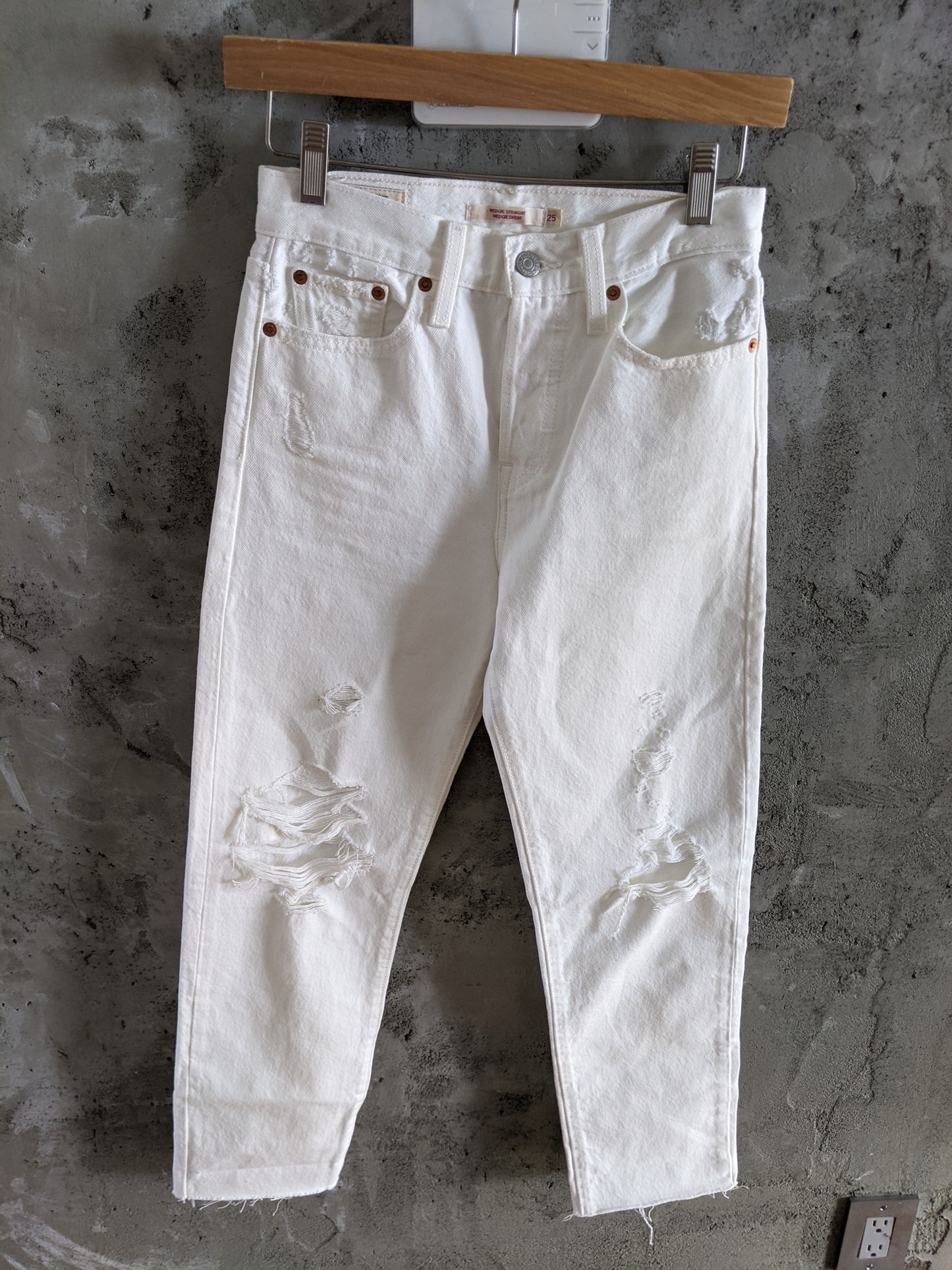 Like new! Levi's® Wedgie Straight sz 25