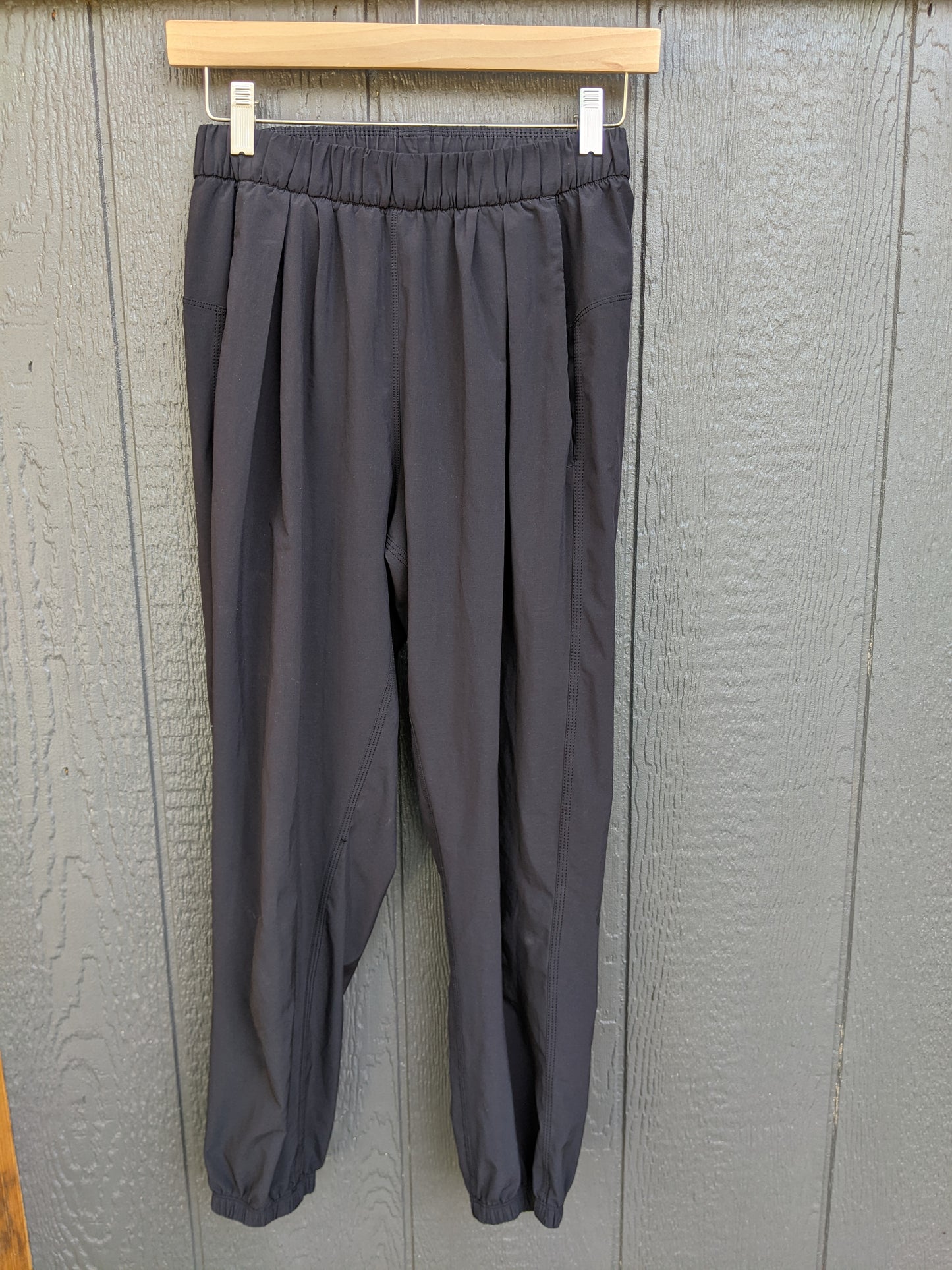 LULULEMON pleat front jogger sz 4