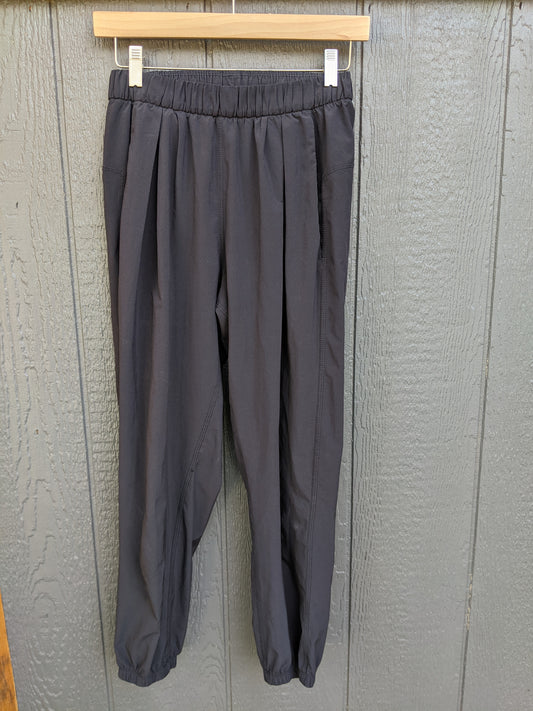 LULULEMON pleat front jogger sz 4