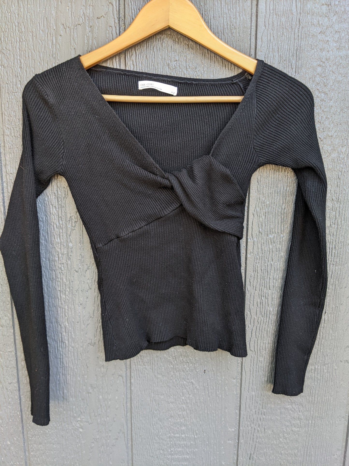 Oak + Fort twist V neck fitted ribbed sweater XS