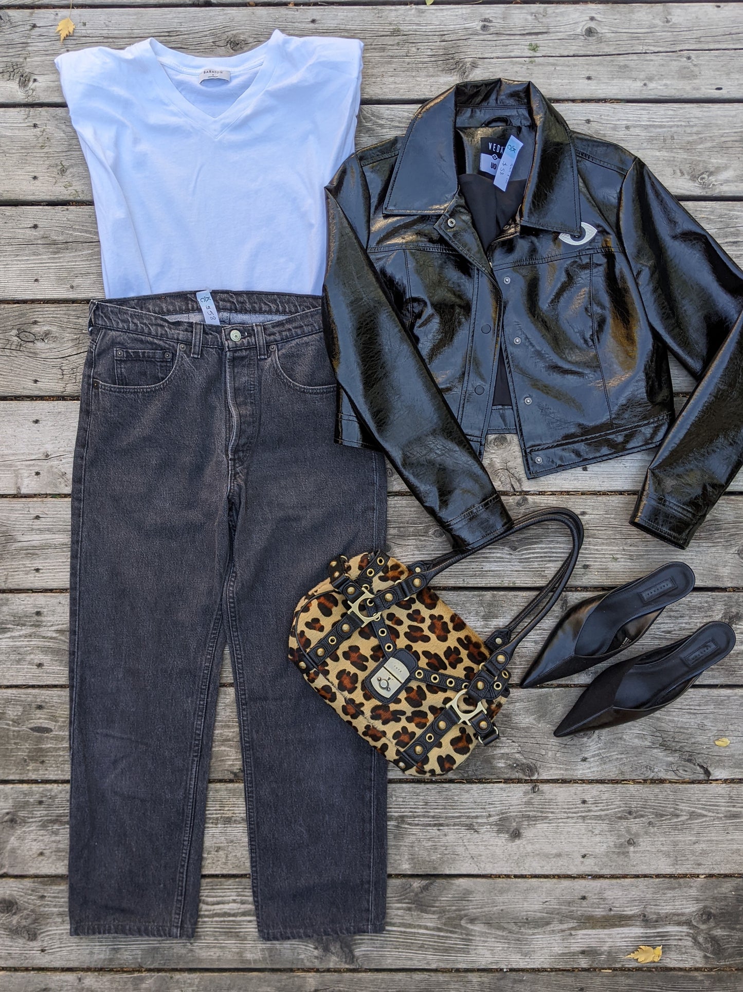 Vintage Levi's 501 jeans. Fit like 27.