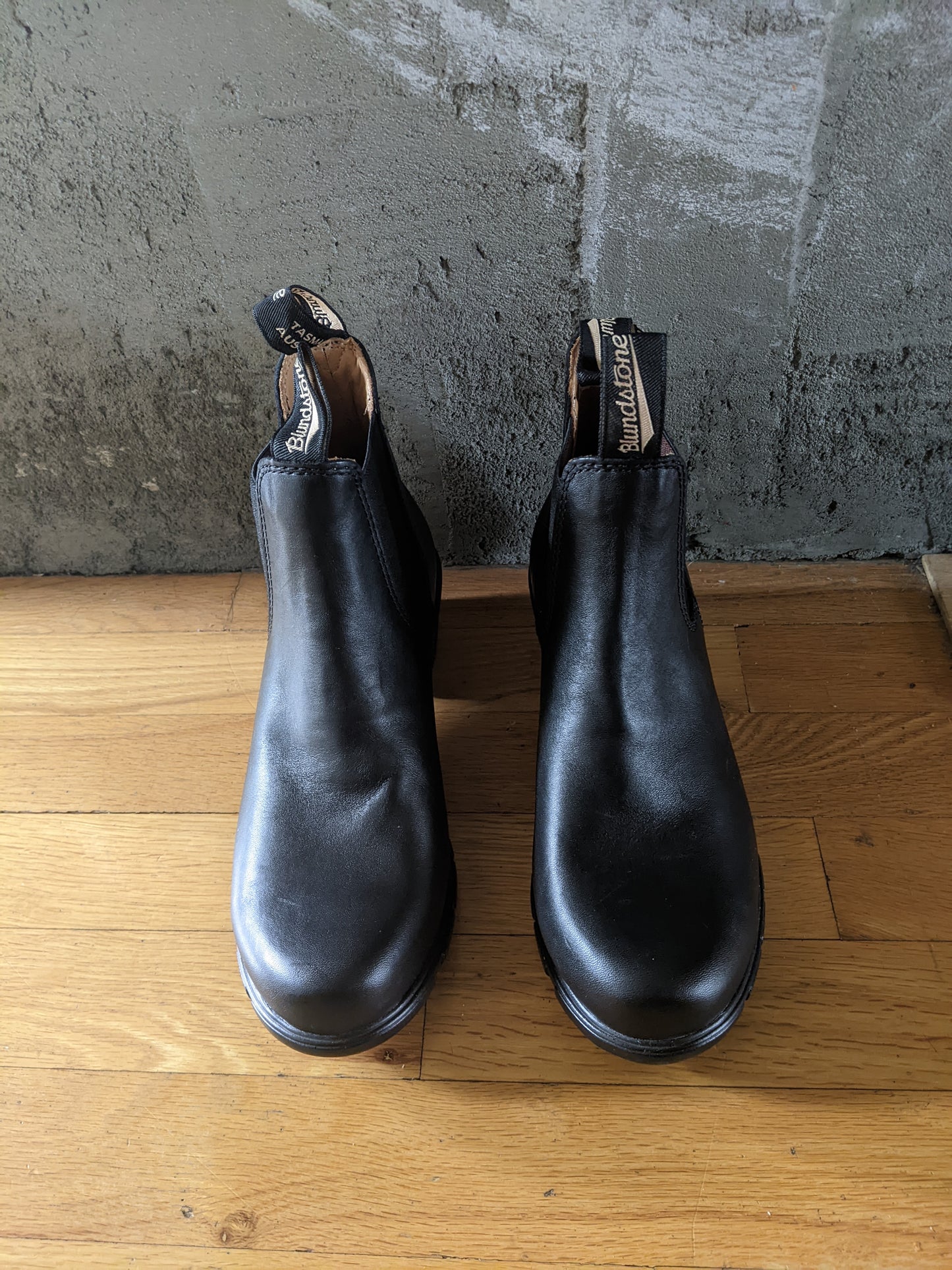 Like new! Blundstone Women's Heel Black Leather 1671 sz US 7.5