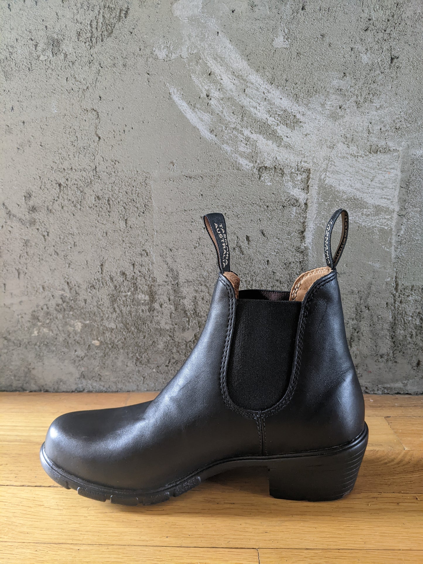 Like new! Blundstone Women's Heel Black Leather 1671 sz US 7.5