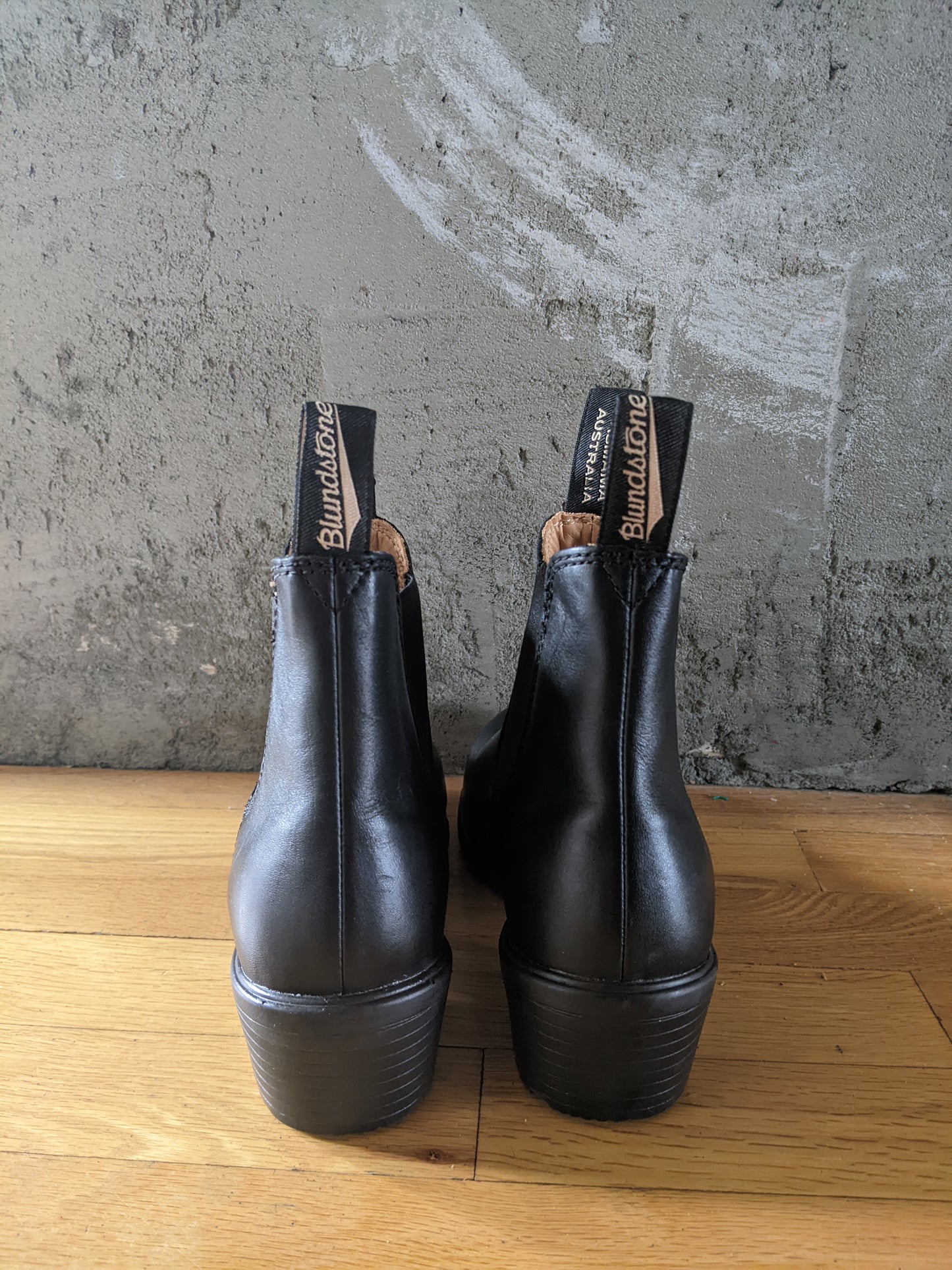 Like new! Blundstone Women's Heel Black Leather 1671 sz US 7.5