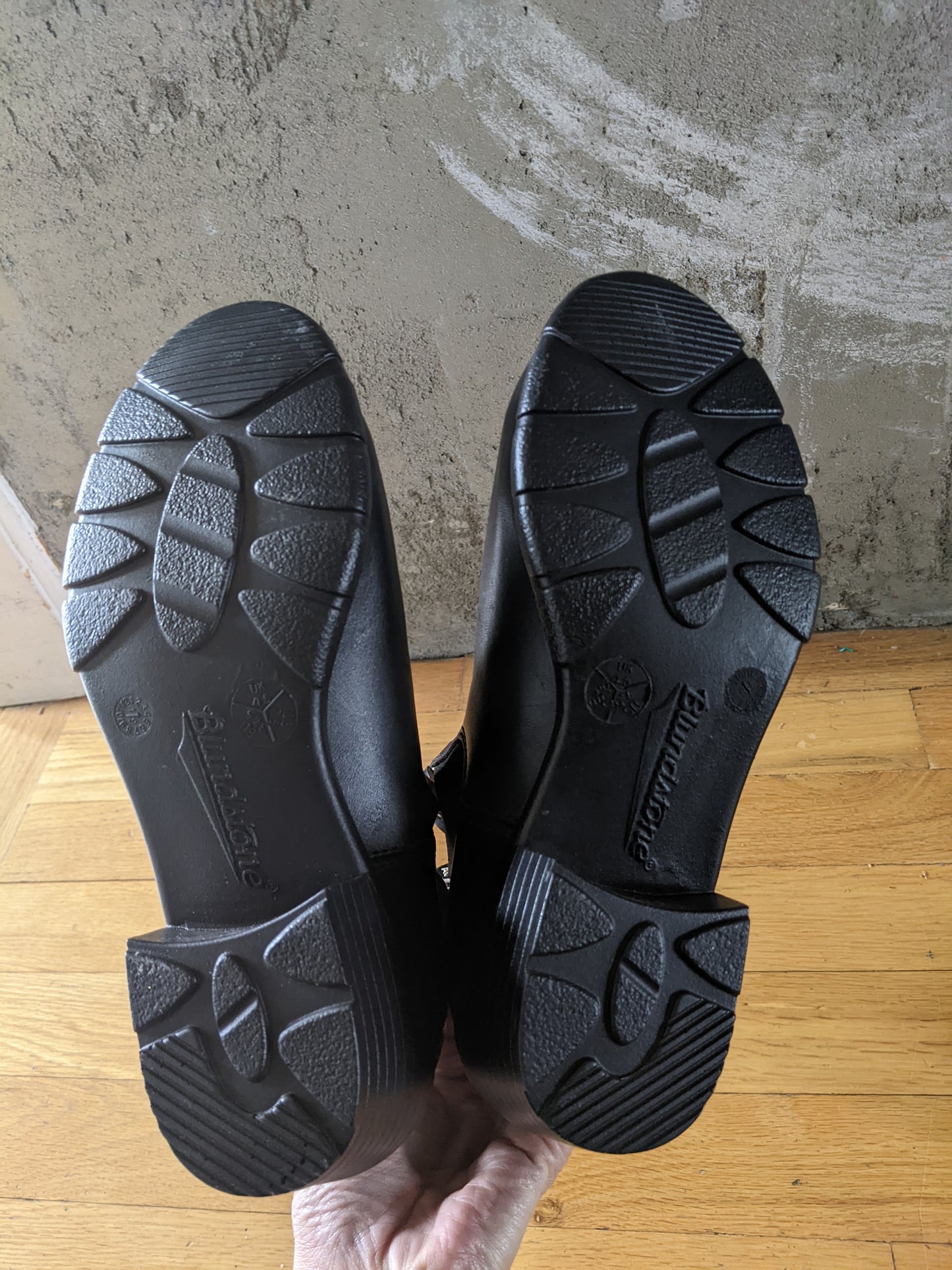 Like new! Blundstone Women's Heel Black Leather 1671 sz US 7.5