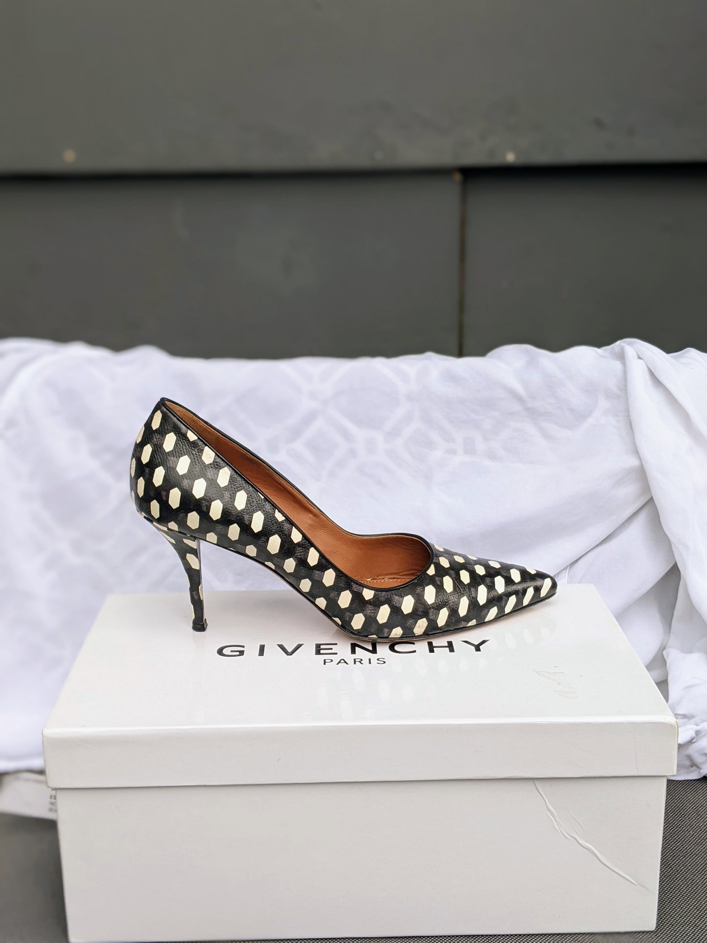 GIVENCHY patterned leather pumps sz 39.