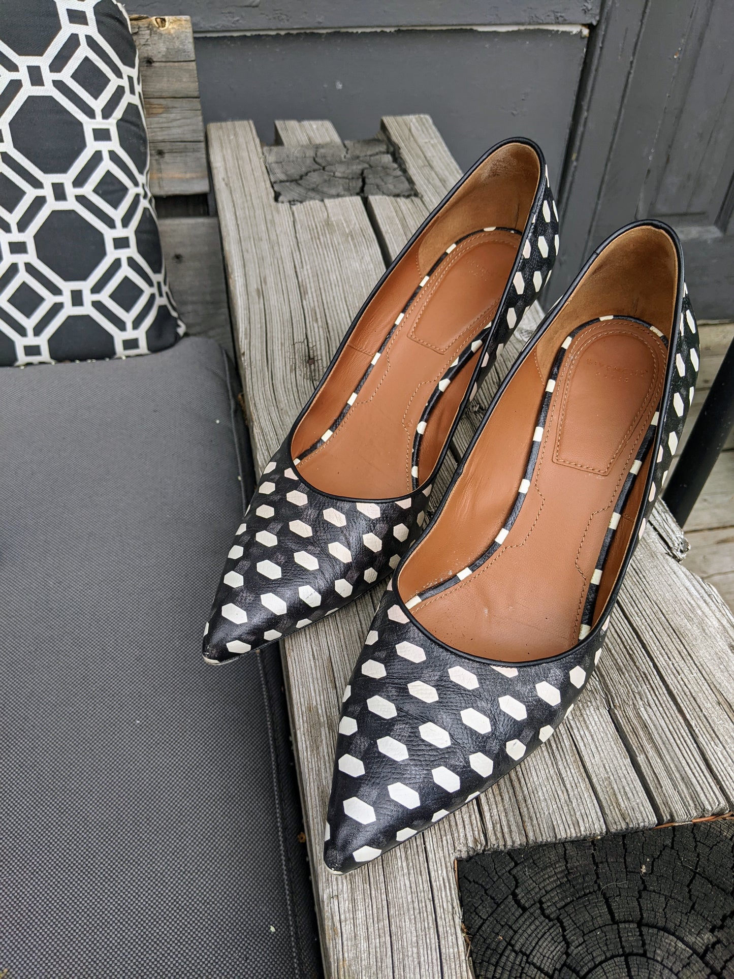 GIVENCHY patterned leather pumps sz 39.