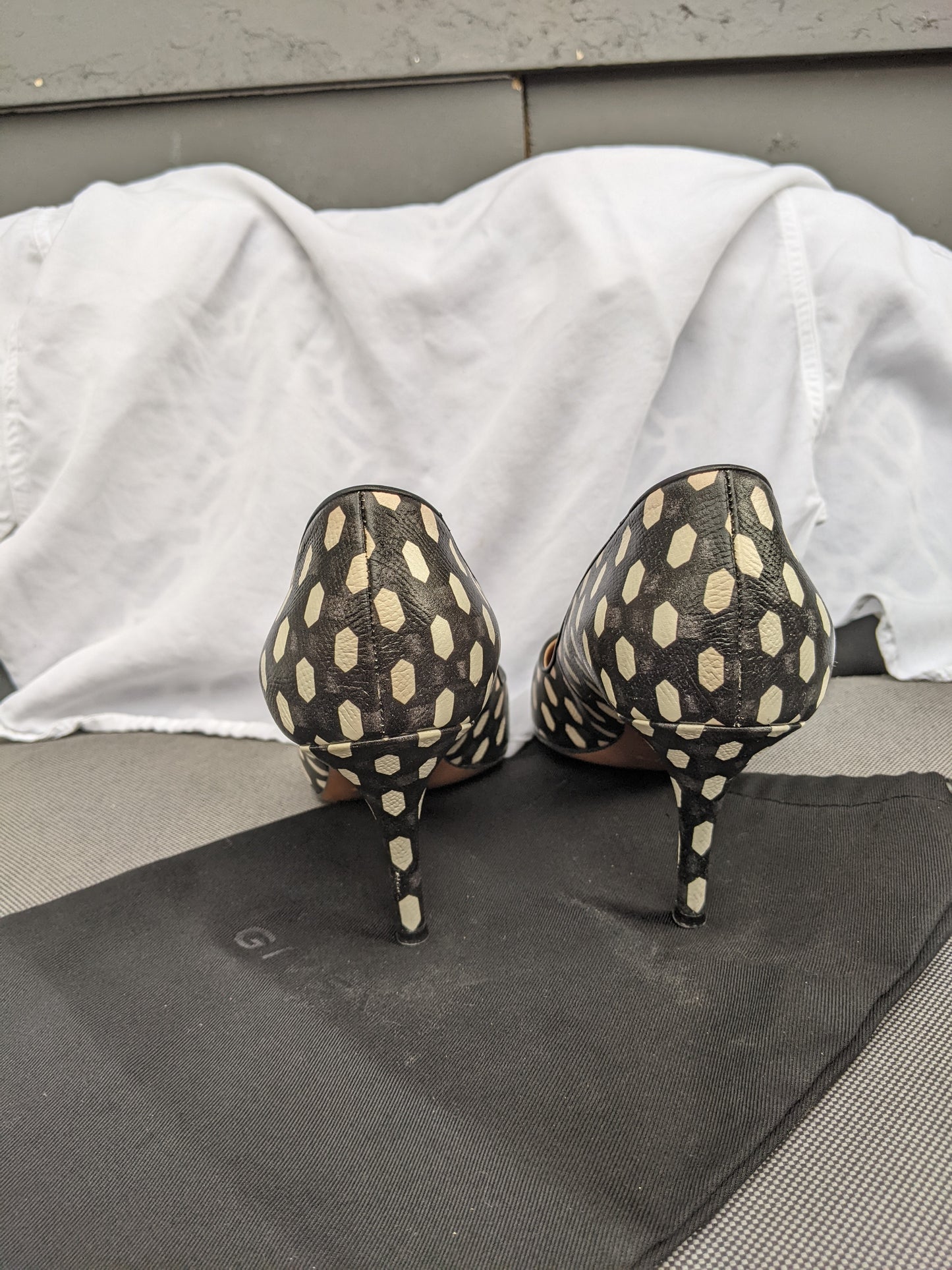 GIVENCHY patterned leather pumps sz 39.