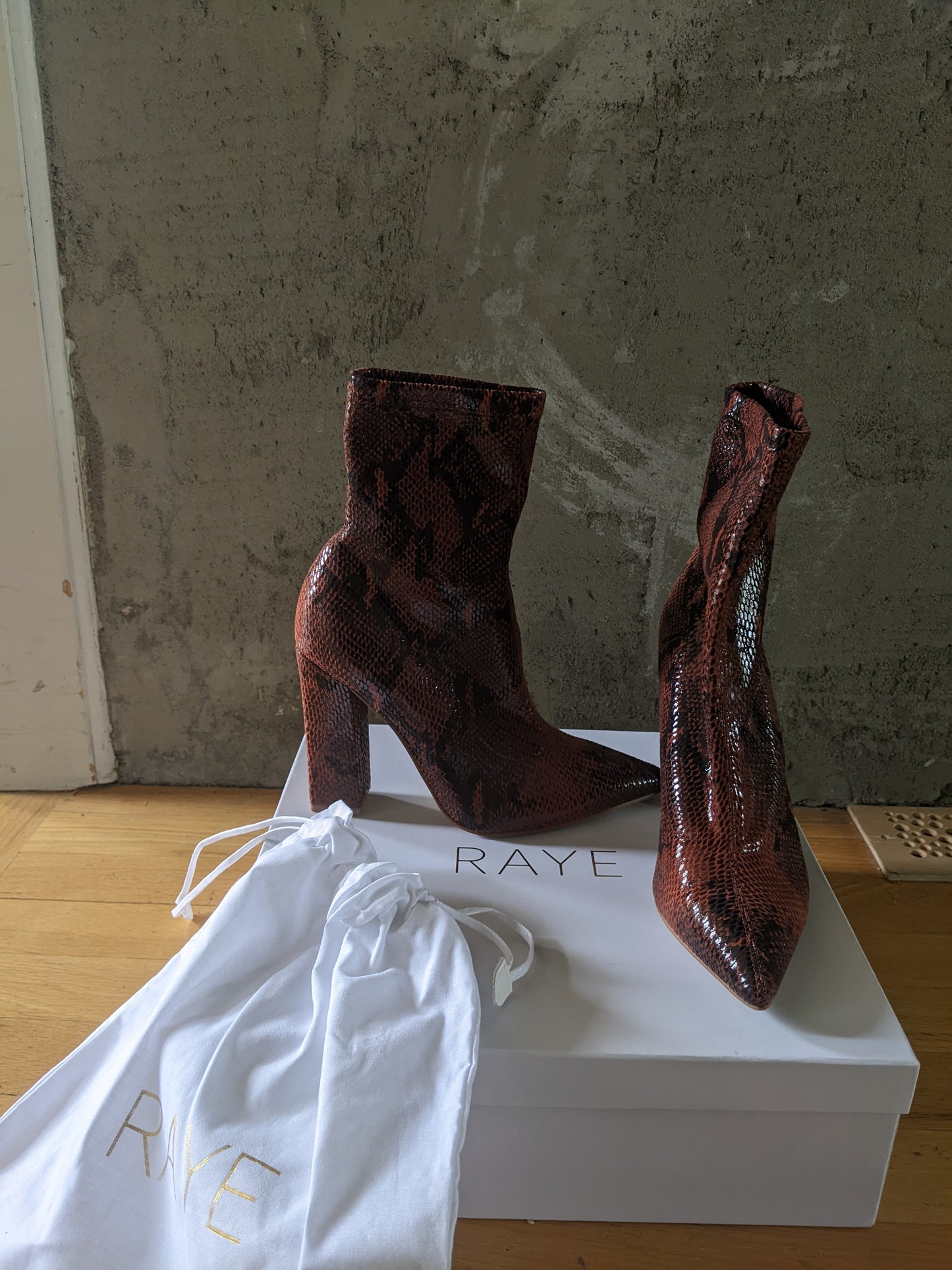 Raye "Fang Booties" sz 8