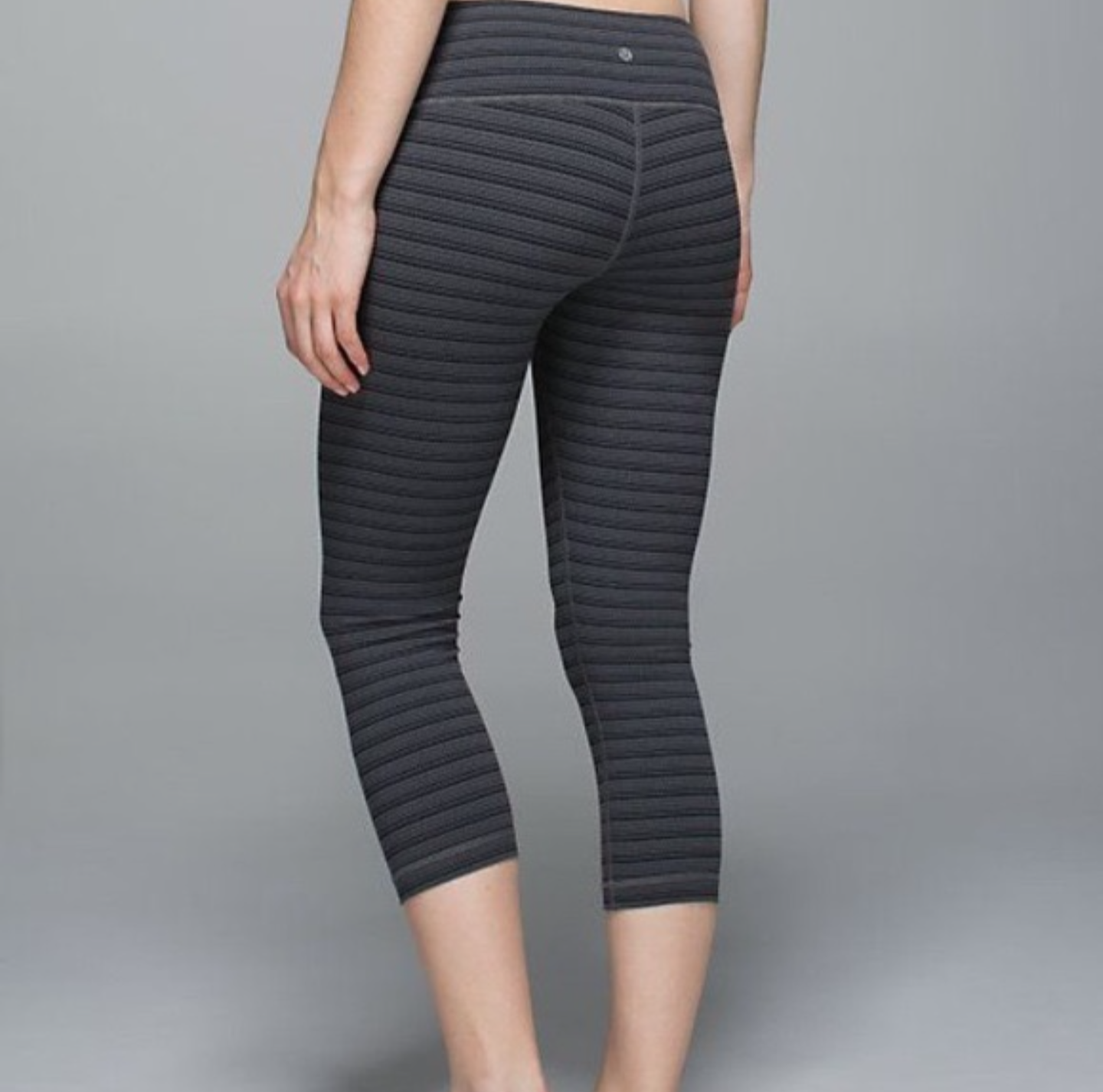 Lululemon Wunder Under Crop II
Textured Stripe Slate Deep Coal sz 6