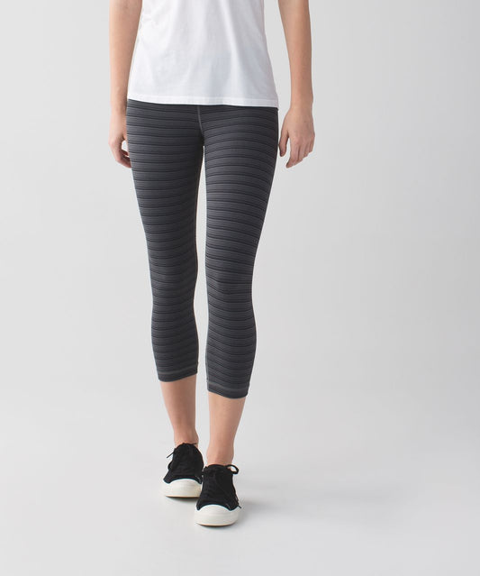 Lululemon Wunder Under Crop II
Textured Stripe Slate Deep Coal sz 6