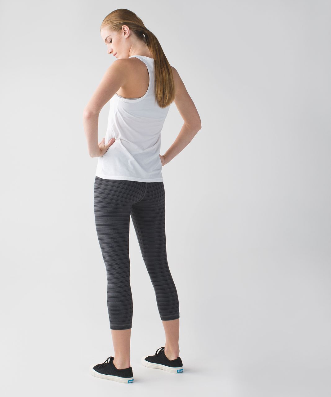 Lululemon Wunder Under Crop II
Textured Stripe Slate Deep Coal sz 6