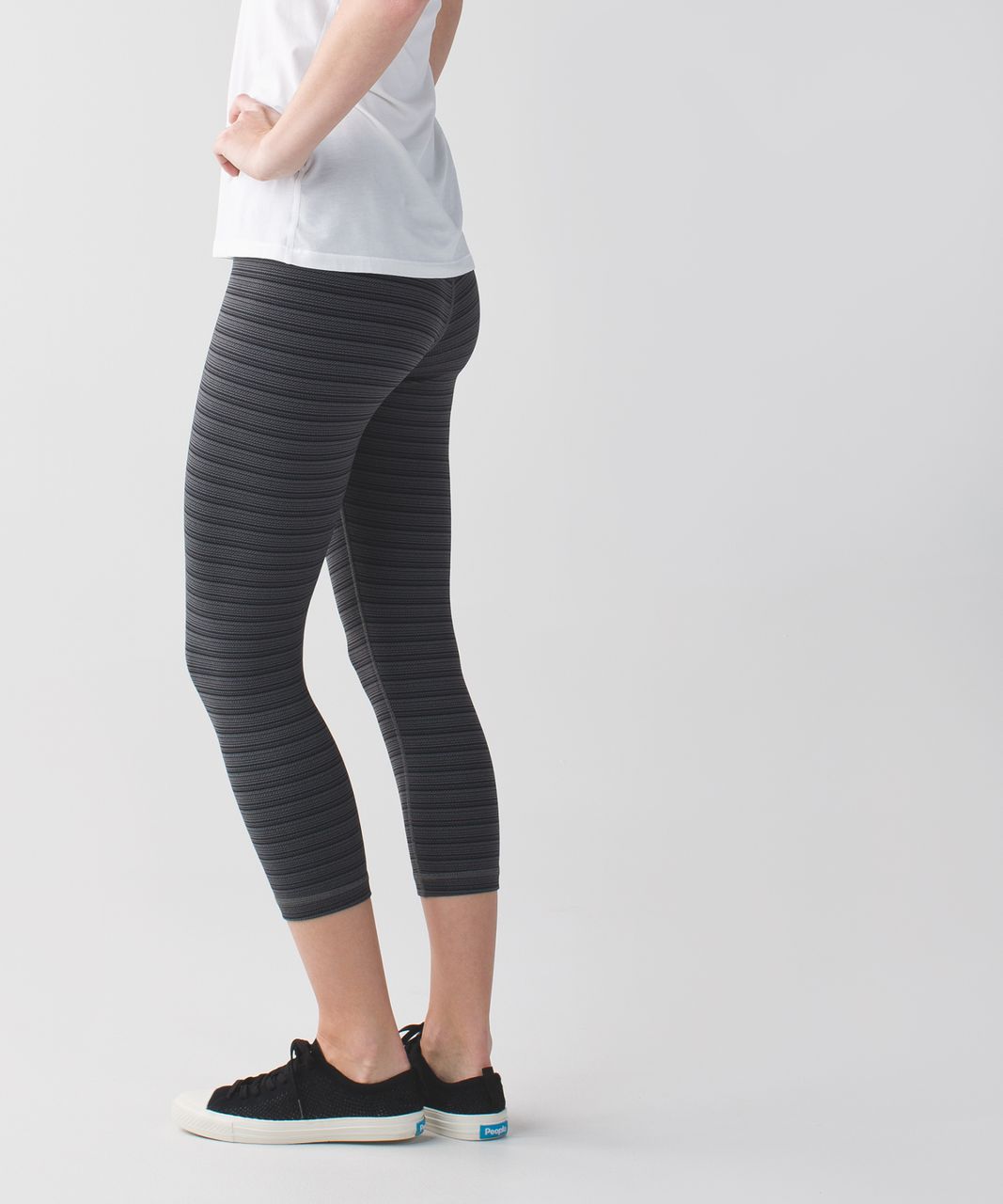Lululemon Wunder Under Crop II
Textured Stripe Slate Deep Coal sz 6