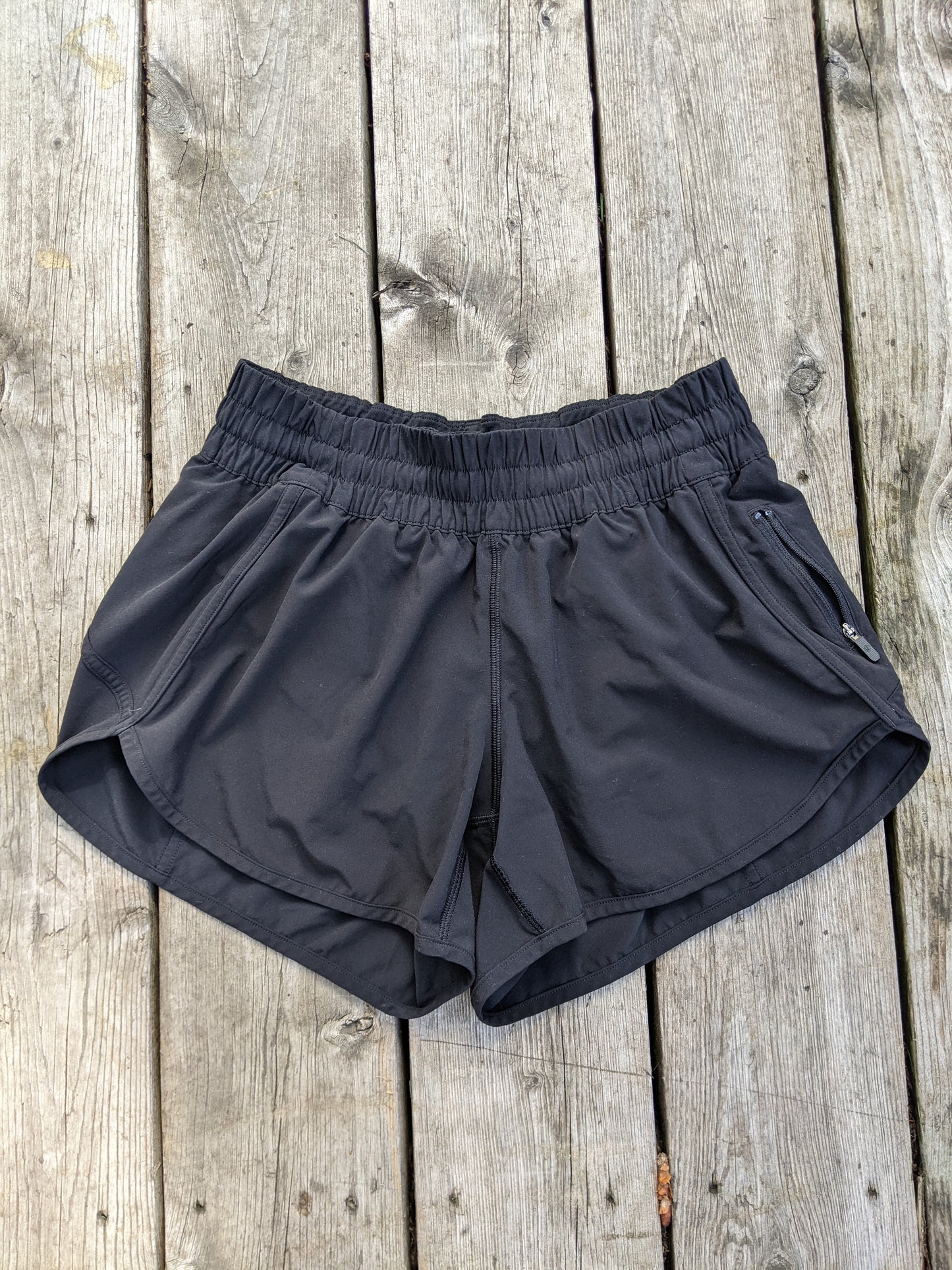 Lululemon Tracker Short V *4"
Black sz 8