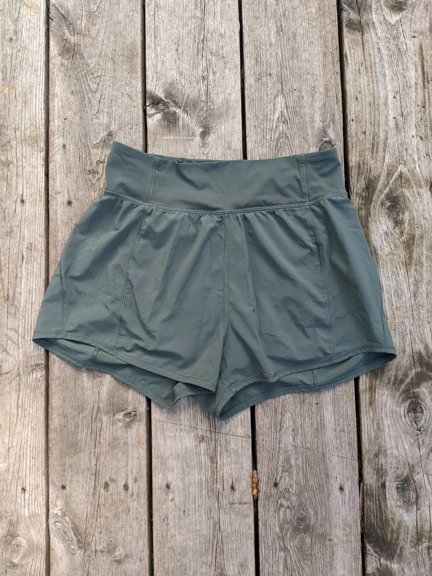 Lululemon Lean In Short (2")
Dark Forest sz 6