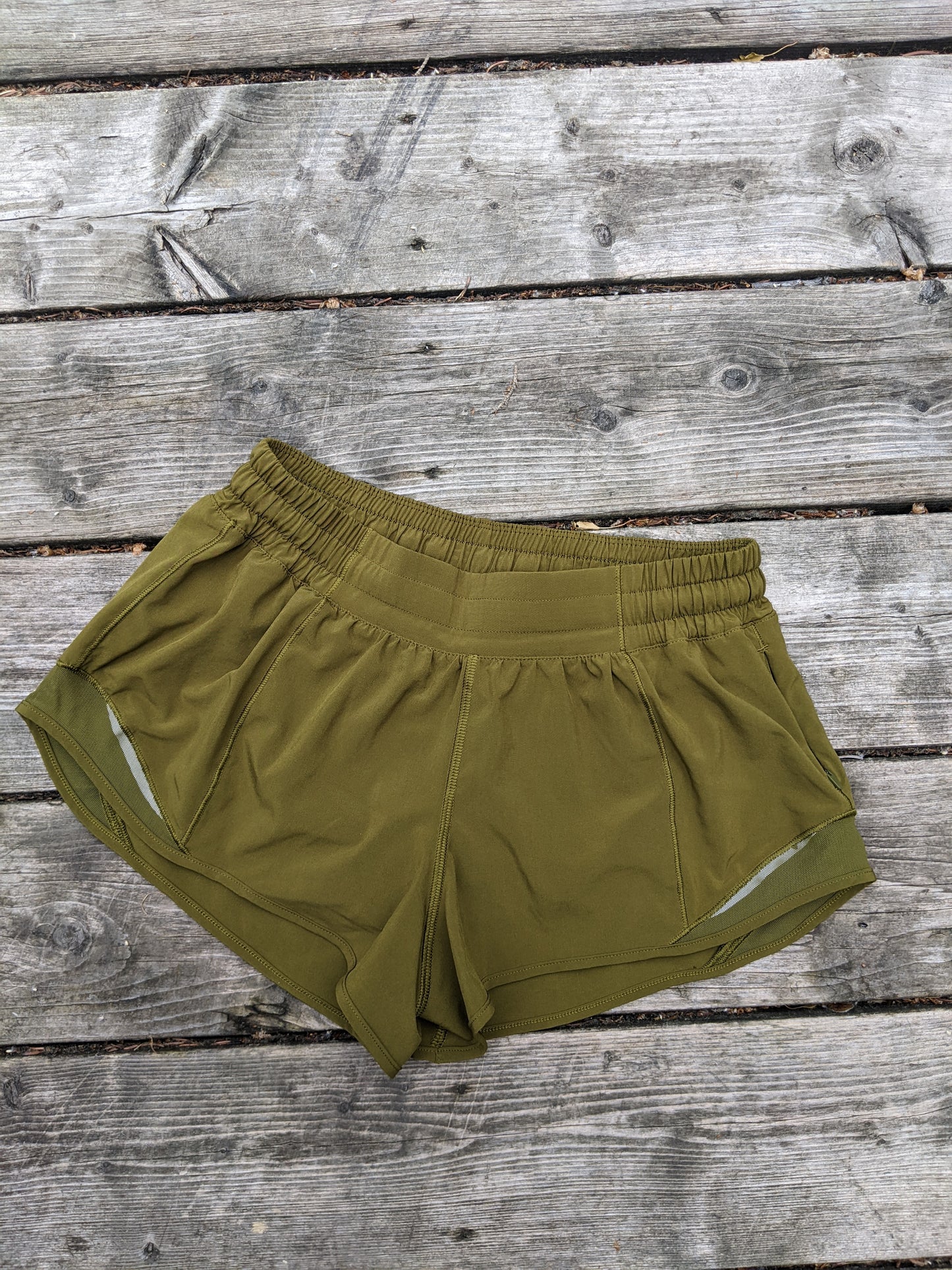 Lululemon Hotty Hot Short II (2.5")
Meadow sz 6