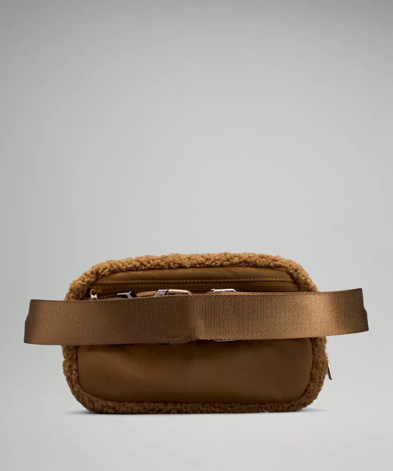 Like new! Lululemon Everywhere Belt Bag fleece