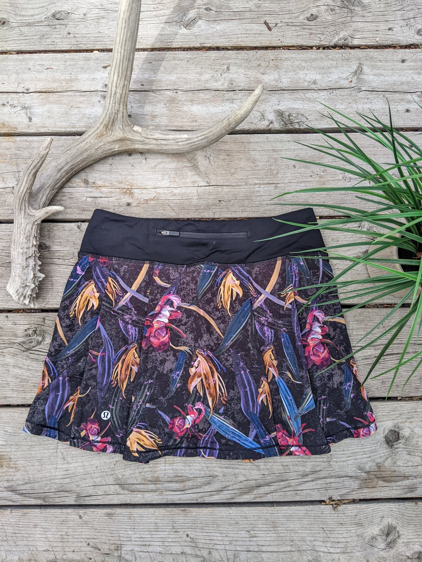 Lululemon Pace Rival Mid-Rise Skirt
Veiled Floral Black Multi sz 4