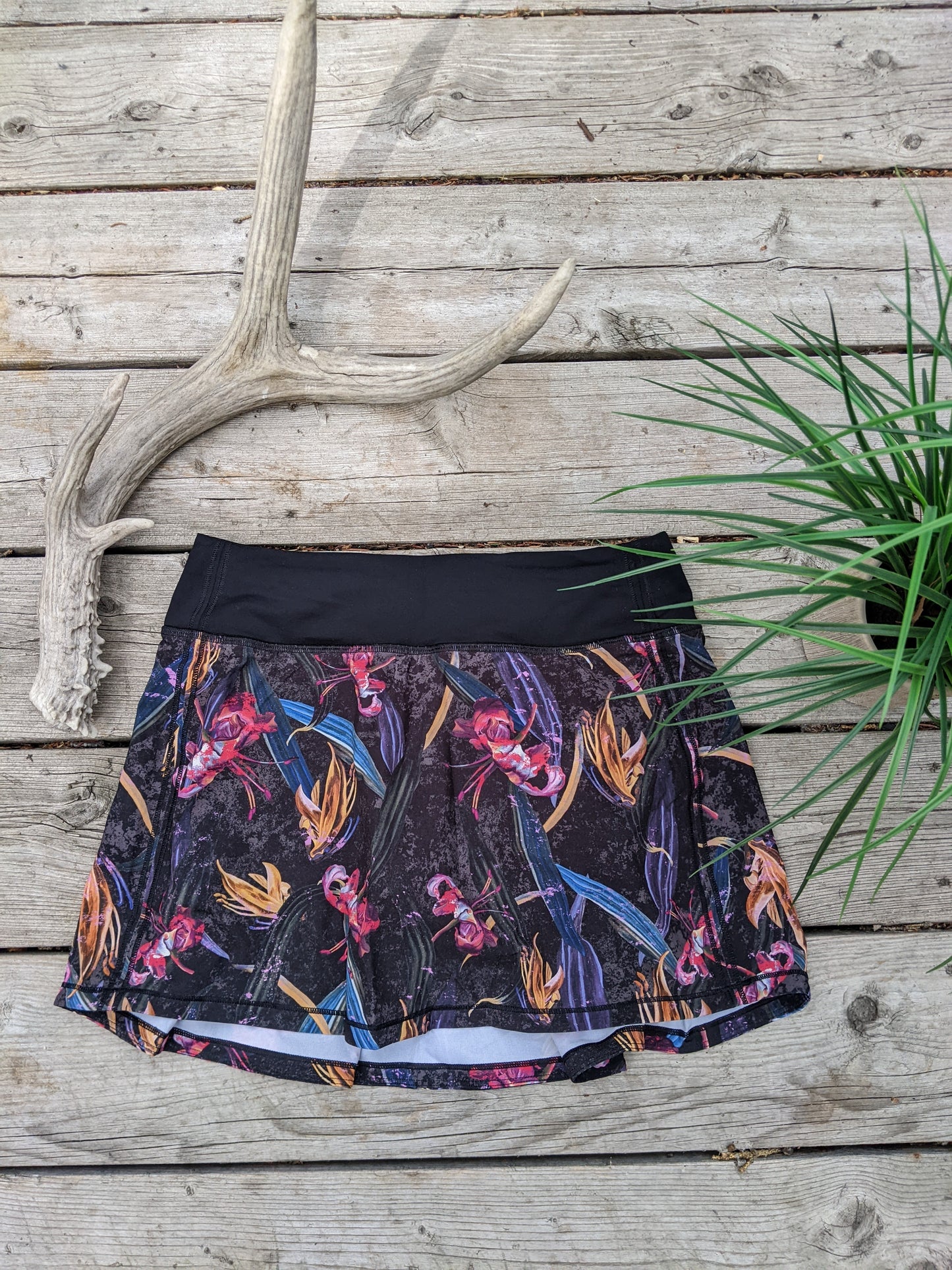 Lululemon Pace Rival Mid-Rise Skirt
Veiled Floral Black Multi sz 4