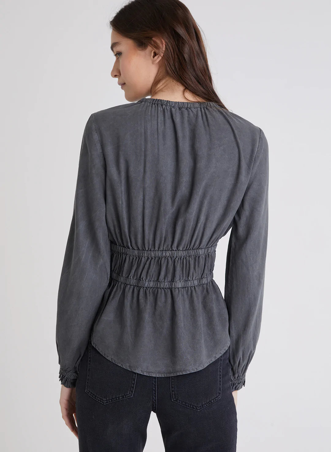 BELLA DAHL
Sia Long Sleeve Elastic Shirred Top sz M.