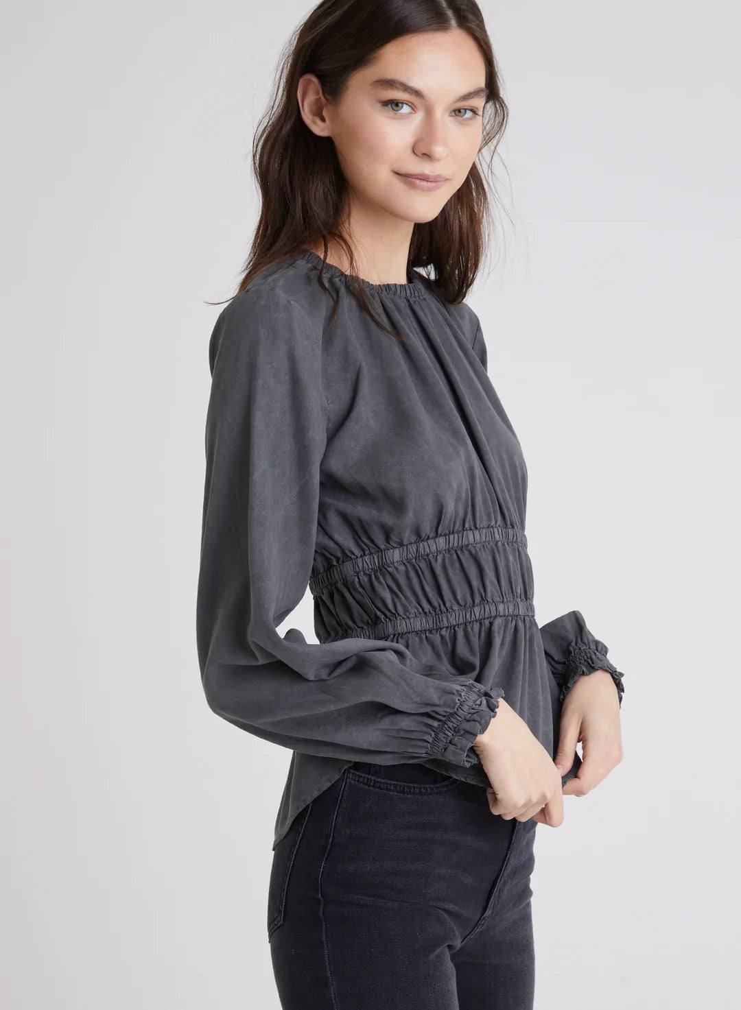 BELLA DAHL
Sia Long Sleeve Elastic Shirred Top sz M.