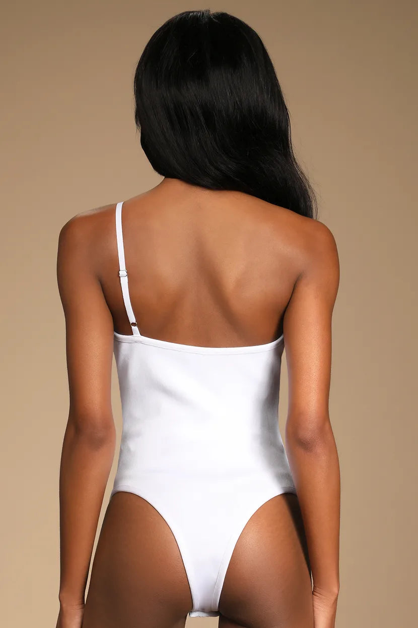 NWOT! Lulu's "Flirtatious Ways White Asymmetrical One-Shoulder Bodysuit" sz M.