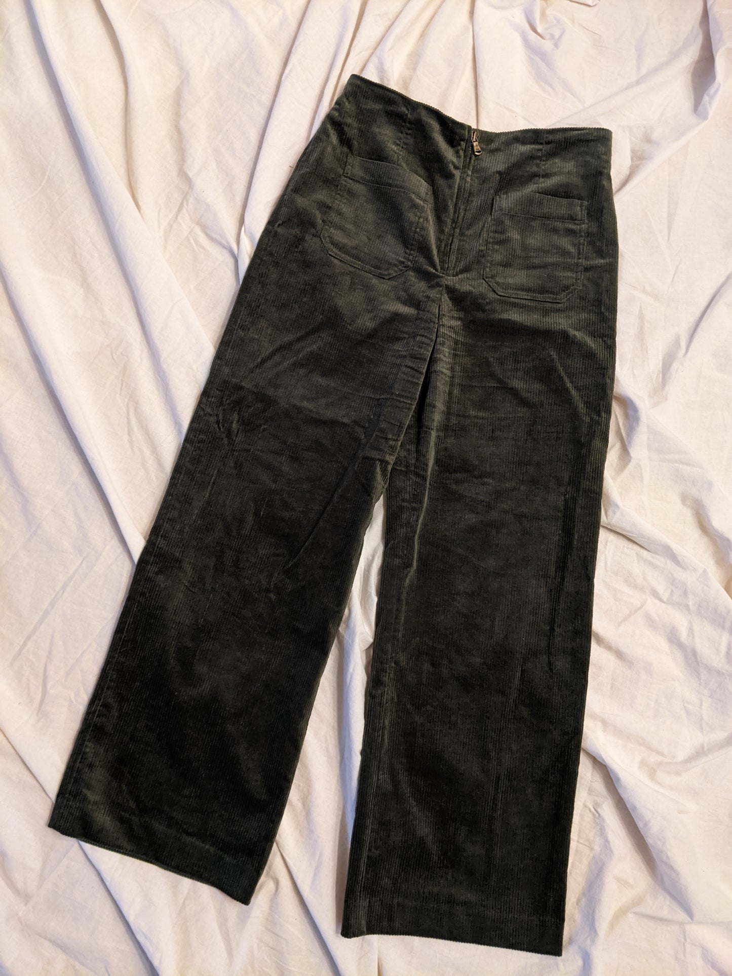 Veronica Beard green corduroy trousers size 2. Fits 4 as well as they have lots of stretch