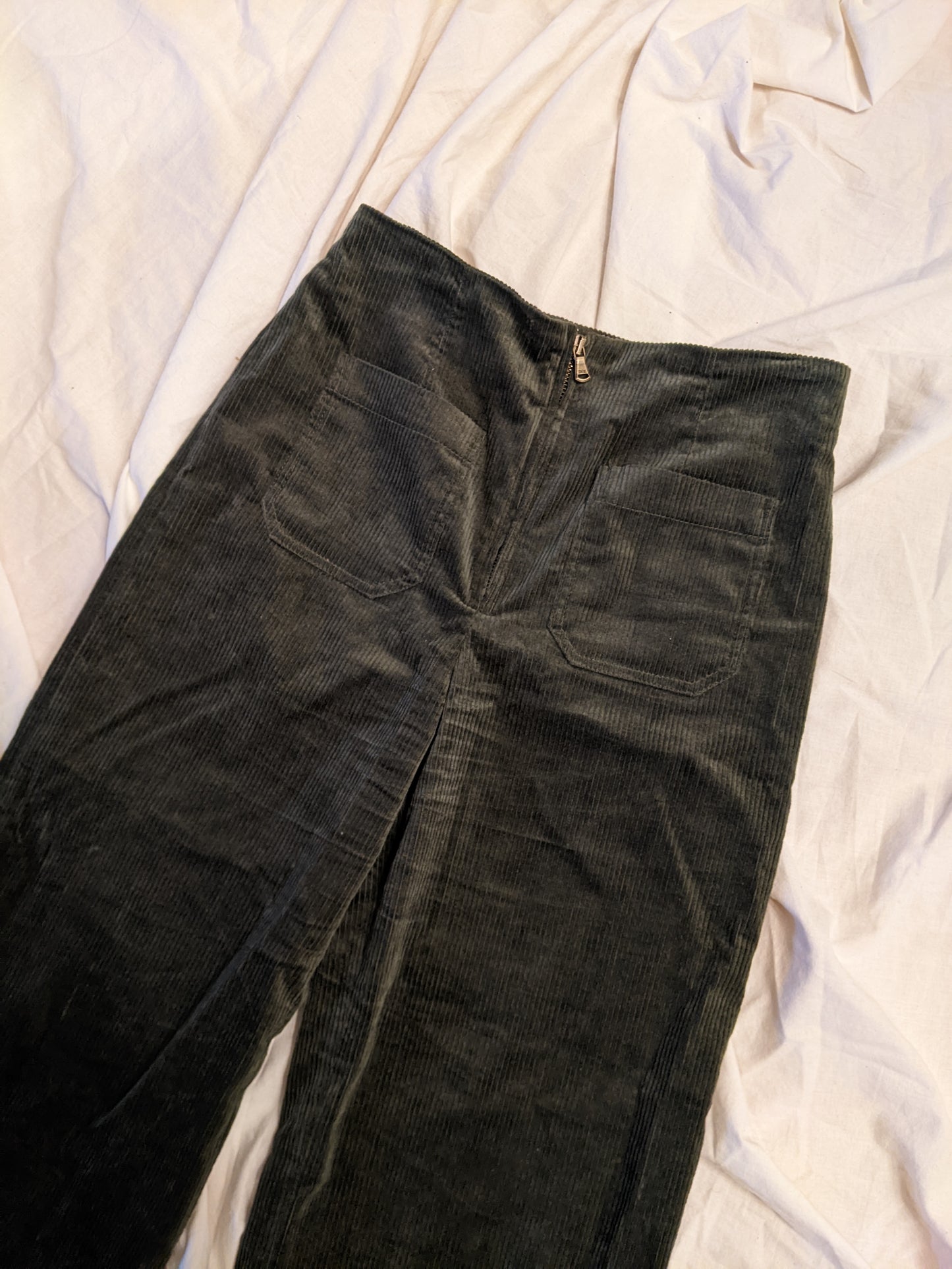 Veronica Beard green corduroy trousers size 2. Fits 4 as well as they have lots of stretch