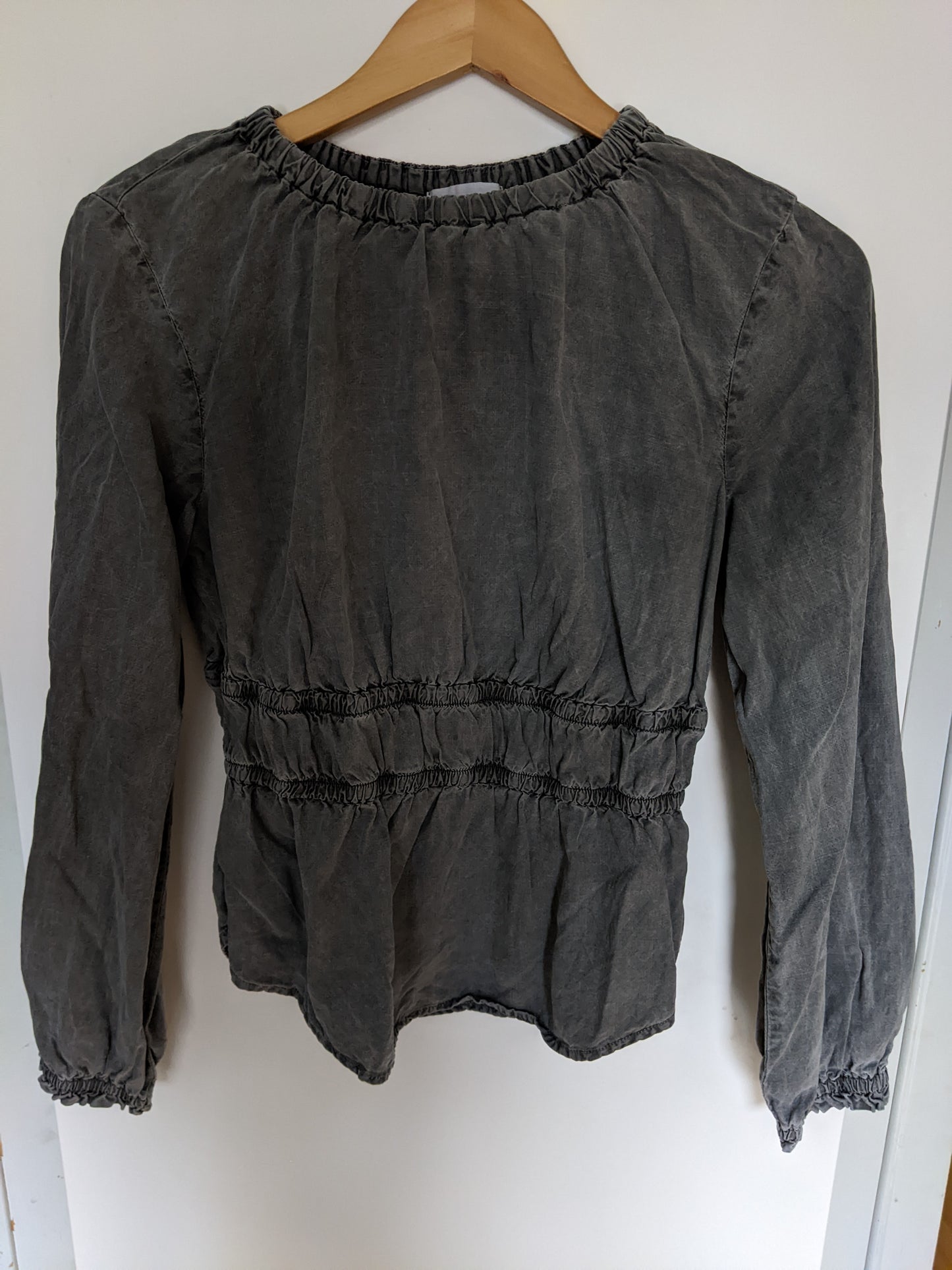 BELLA DAHL
Sia Long Sleeve Elastic Shirred Top sz M.