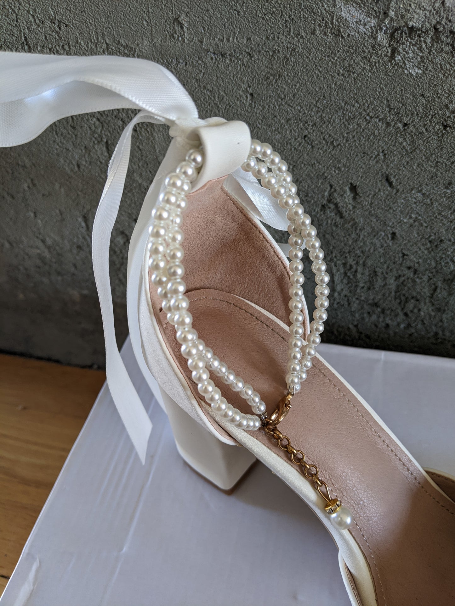 New in Box!! Pearl detail pumps with removable bow sz 37