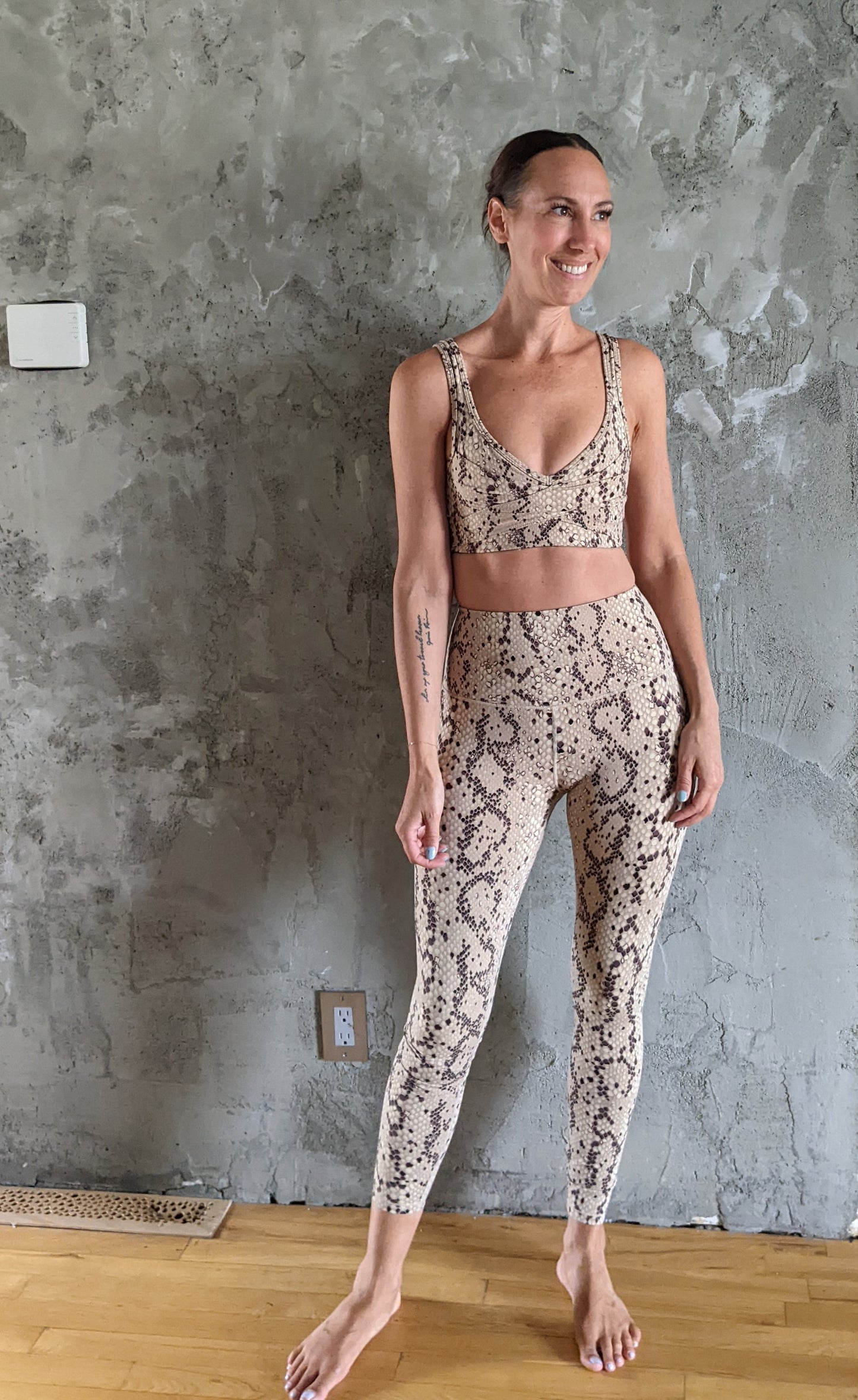 VARLEY Kellam bra and Century leggings SET in Mojave Snake sz XS.