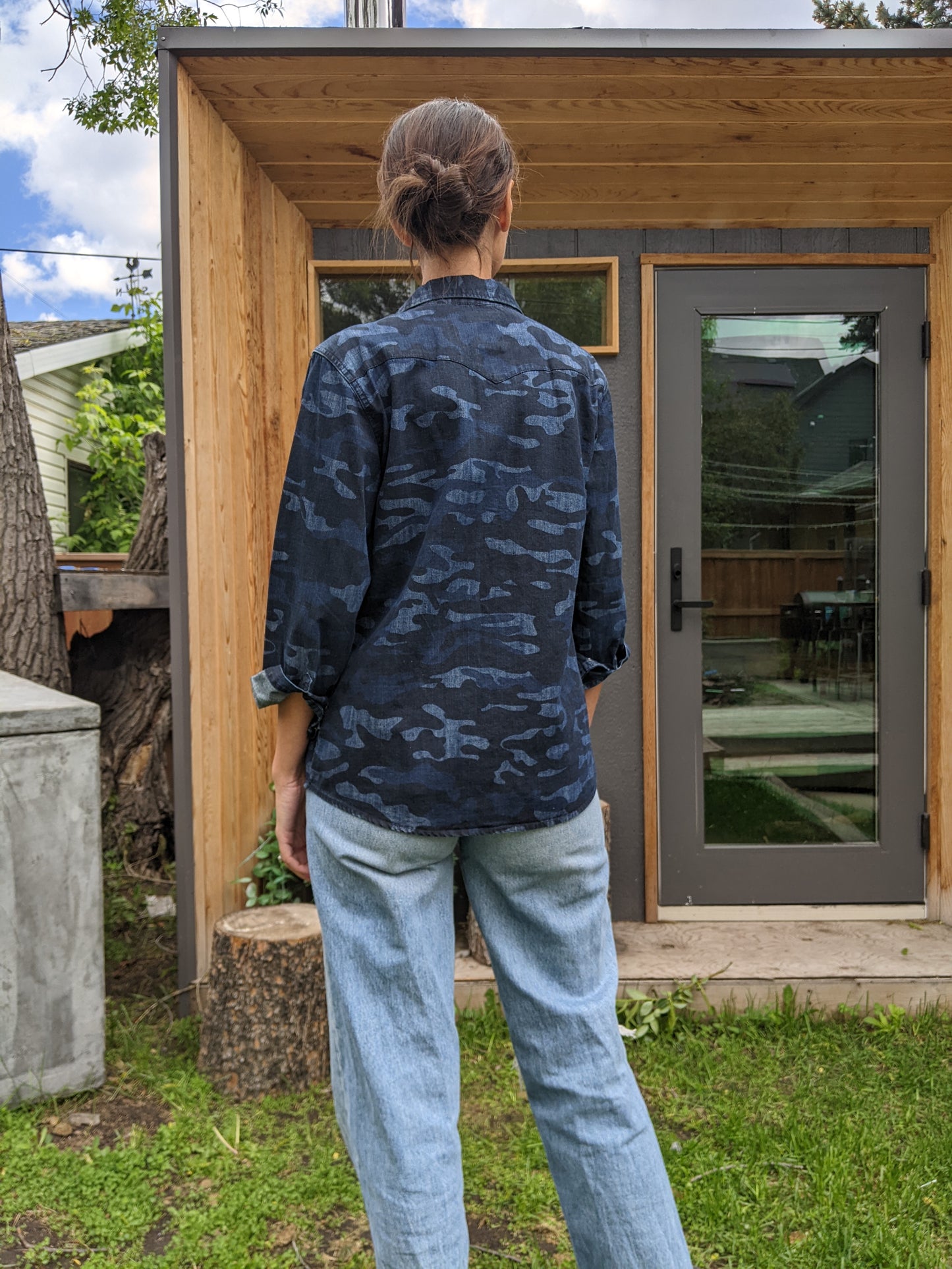 LEVIS'S camo Western denim shirt. Fits XS/S