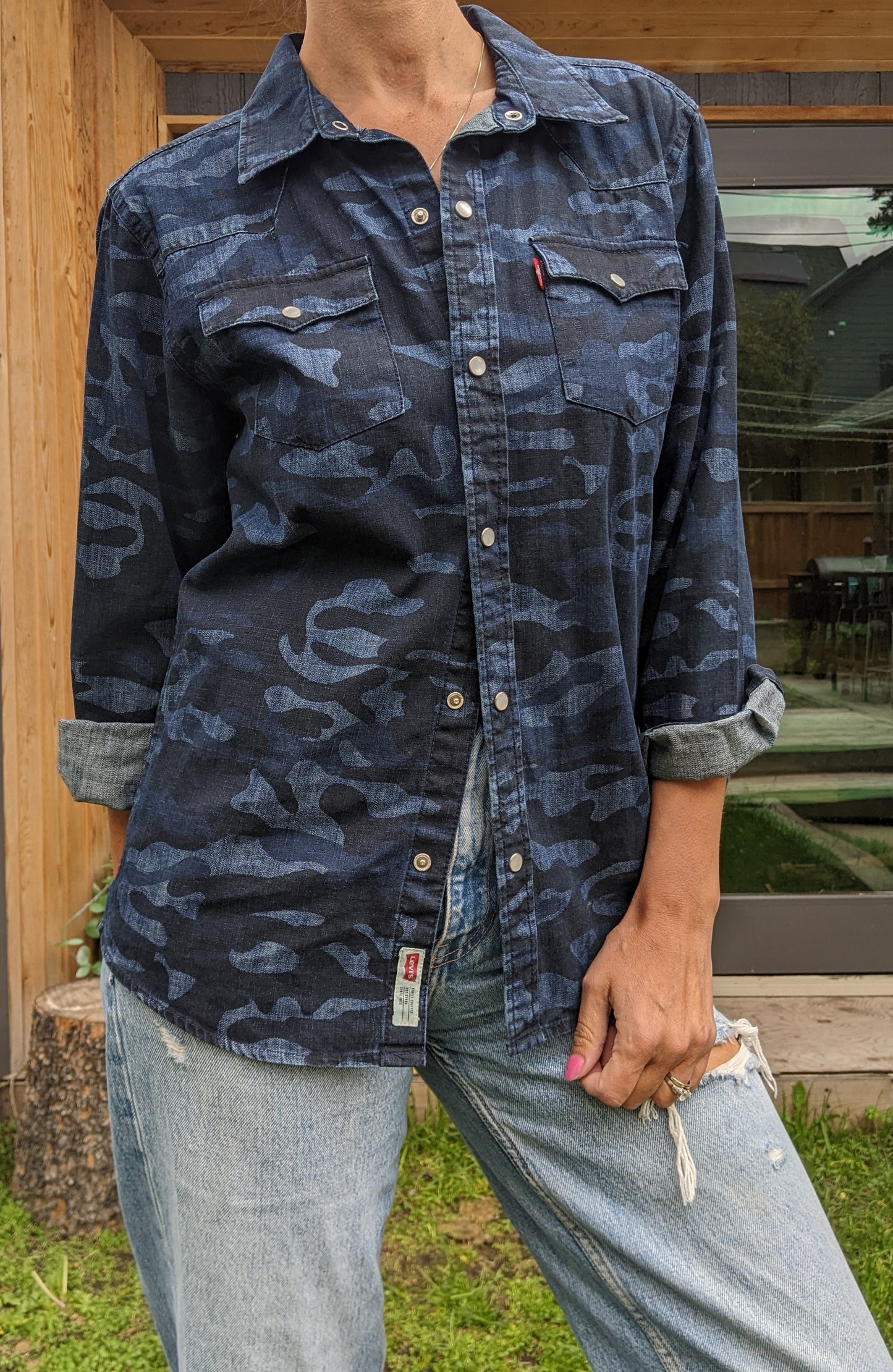 LEVIS'S camo Western denim shirt. Fits XS/S